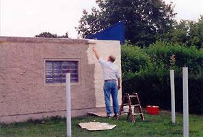 Steffen streicht die Wand